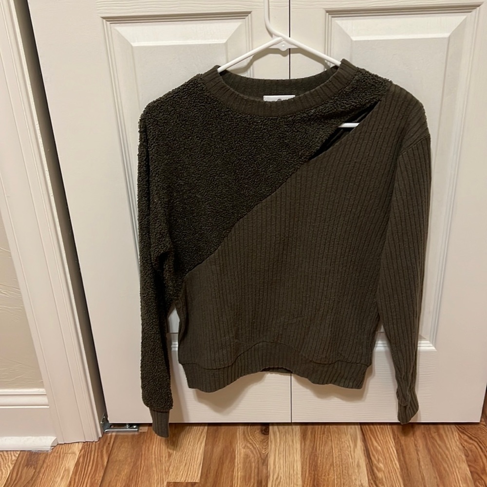 Two texture sweater with slit in left shoulder